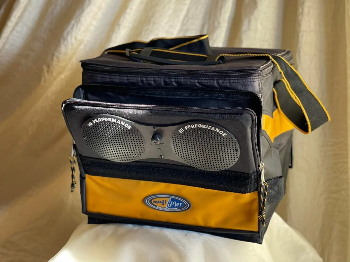 ΙΣΟΘΕΡΜΙΚΟ (COOLER BAG) Βαλιτσάκι, CALIFORNIA INNOVATIONS ΥΨΗΛΗΣ ΠΟΙΟΤΗΤΑΣ. ΔΙΑΘΕΤΕΙ ΕΝΣΩΜΑΤΩΜΑΝΕΝΑ ΗΧΕΙΑ ΥΨΗΛΗΣ ΑΠΟΔΟΣΗΣ ΗΧΟΥ.