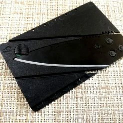 Μαύρη κάρτα που μετατρέπεται σε σουγιά.