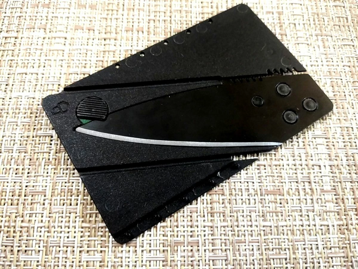 Μαύρη κάρτα που μετατρέπεται σε σουγιά.