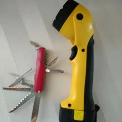 Φακός & Εργαλείο Επιβίωσης