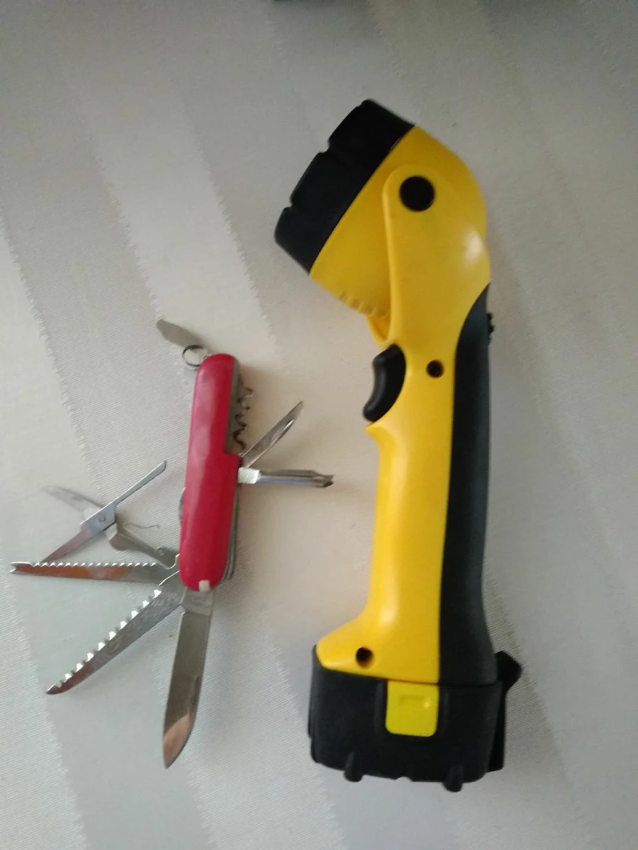 Φακός & Εργαλείο Επιβίωσης