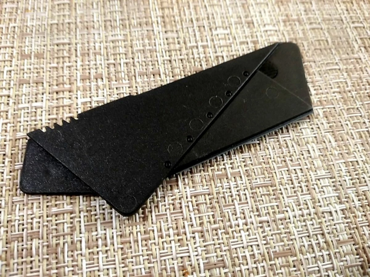 Μαύρη κάρτα που μετατρέπεται σε σουγιά. - Image 2