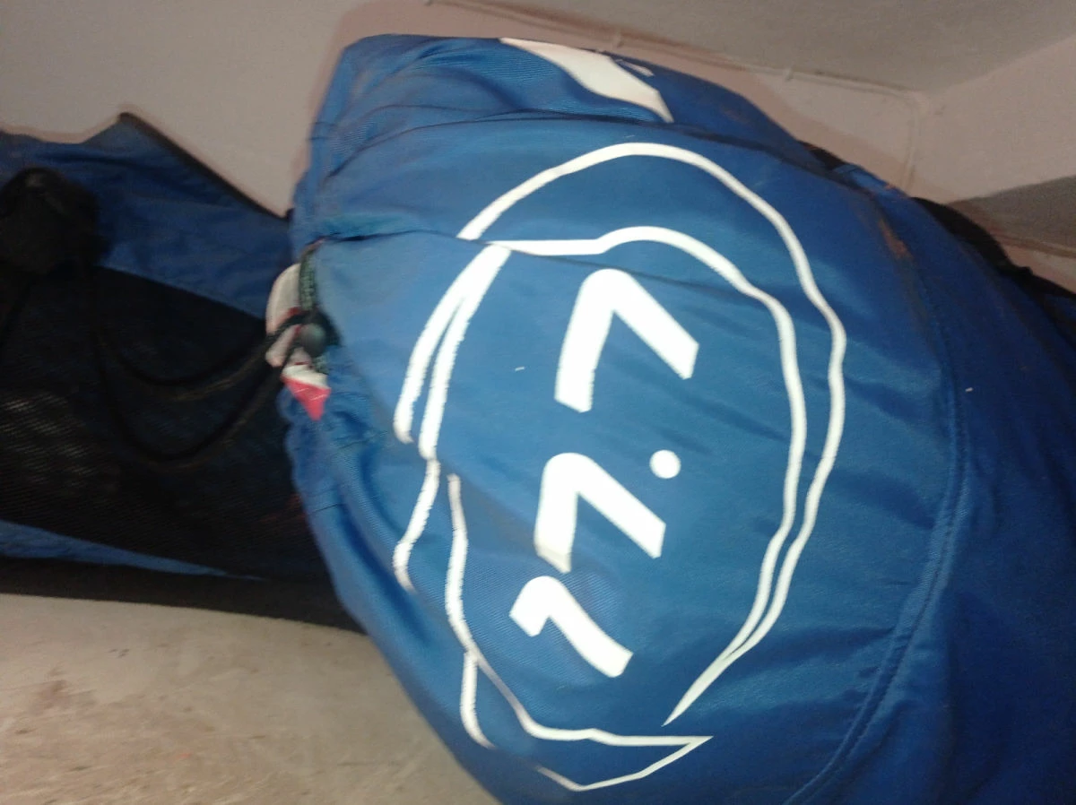 Εξοπλισμός Kite Surfing μια σανίδα και 2 αετοί ο ένας 12,8 και ο άλλος 17,7