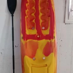 Πωλείται μονοθέσιο πλαστικό κανό μαζί με το κουπί.