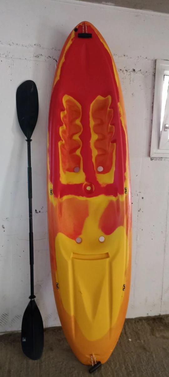 Πωλείται μονοθέσιο πλαστικό κανό μαζί με το κουπί.