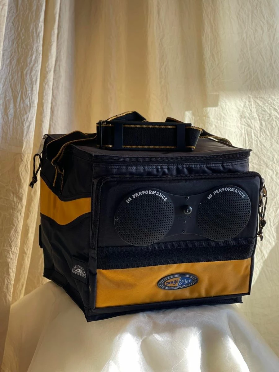 ΙΣΟΘΕΡΜΙΚΟ (COOLER BAG) Βαλιτσάκι, CALIFORNIA INNOVATIONS ΥΨΗΛΗΣ ΠΟΙΟΤΗΤΑΣ. ΔΙΑΘΕΤΕΙ ΕΝΣΩΜΑΤΩΜΑΝΕΝΑ ΗΧΕΙΑ ΥΨΗΛΗΣ ΑΠΟΔΟΣΗΣ ΗΧΟΥ. - Image 3