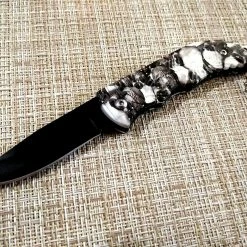 Σουγιάς σε Ασπρο-Μαύρο χρώμα η λαβή πλαστικη με κρανία.