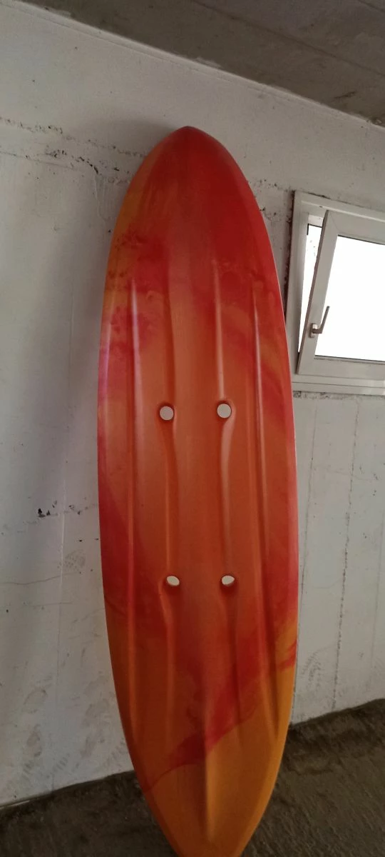 Πωλείται μονοθέσιο πλαστικό κανό μαζί με το κουπί. - Image 2