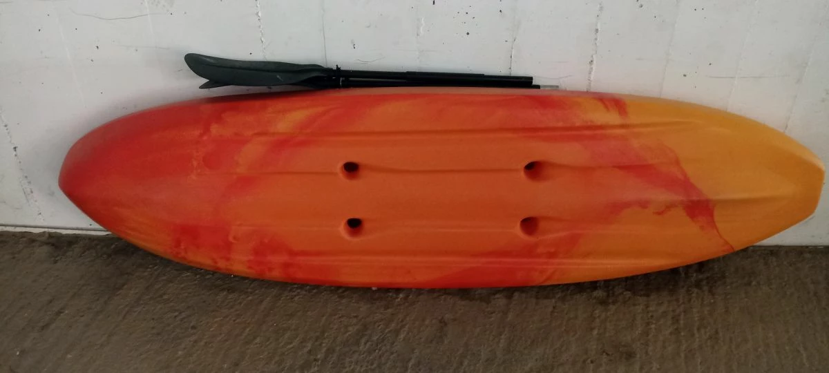 Πωλείται μονοθέσιο πλαστικό κανό μαζί με το κουπί. - Image 3