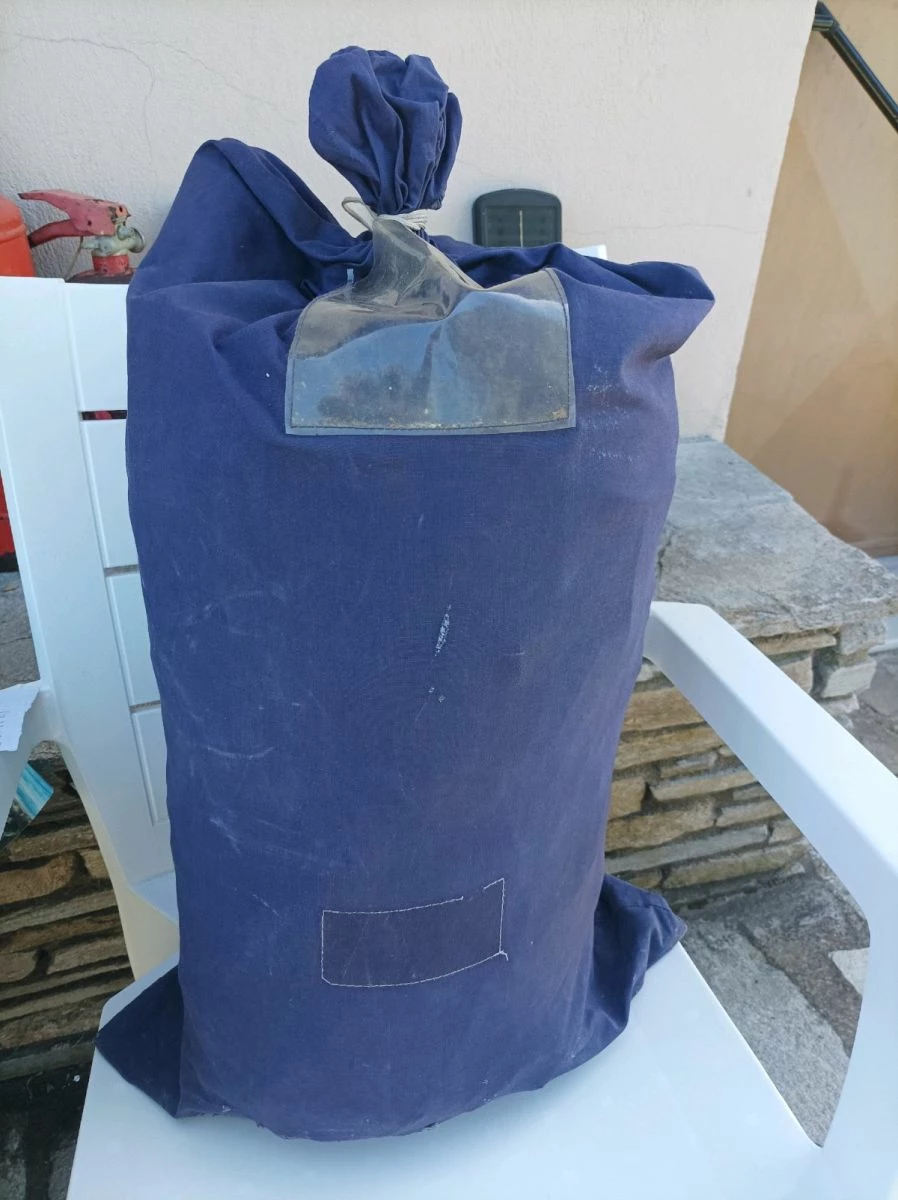 ΠΩΛΟΥΤΑΙ ΜΙΑ ΣΚΗΝΗ ΔΥΟ ΑΤΌΜΩΝ.