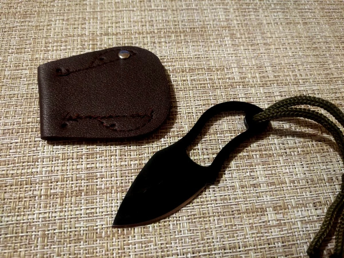 Ανοξείδωτος σουγιάς επιβίωσης με θήκη.