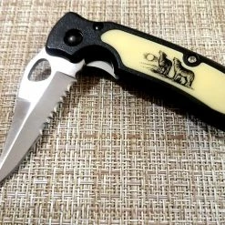 Σουγιάς σε μπλε χρώμα, εξοπλισμένο με κλιπ ζώνης.